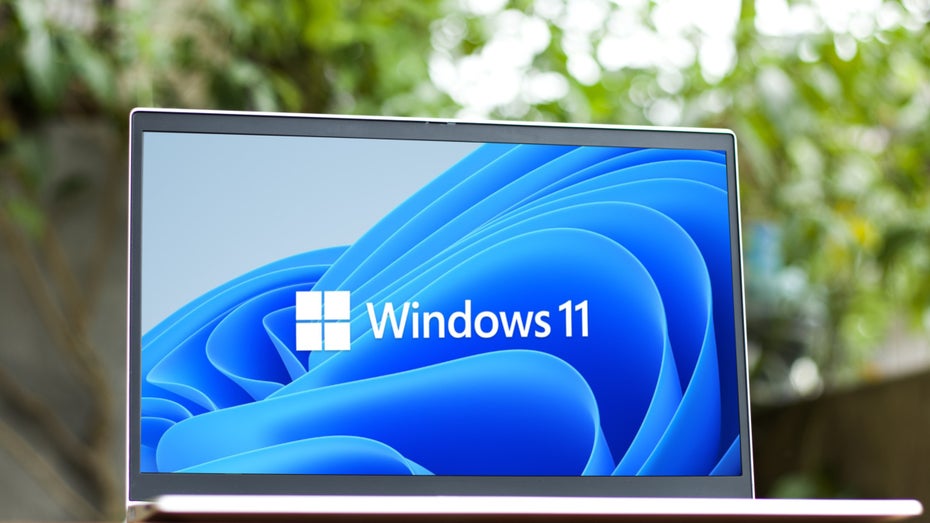 Weil zu wenige Menschen Windows 11 nutzen, erleichtert Microsoft jetzt den Zugang. (Foto: sdx15/Shutterstock) Veraltete PCs bekommen grünes Licht für Windows 11 – doch das Upgrade birgt Risiken