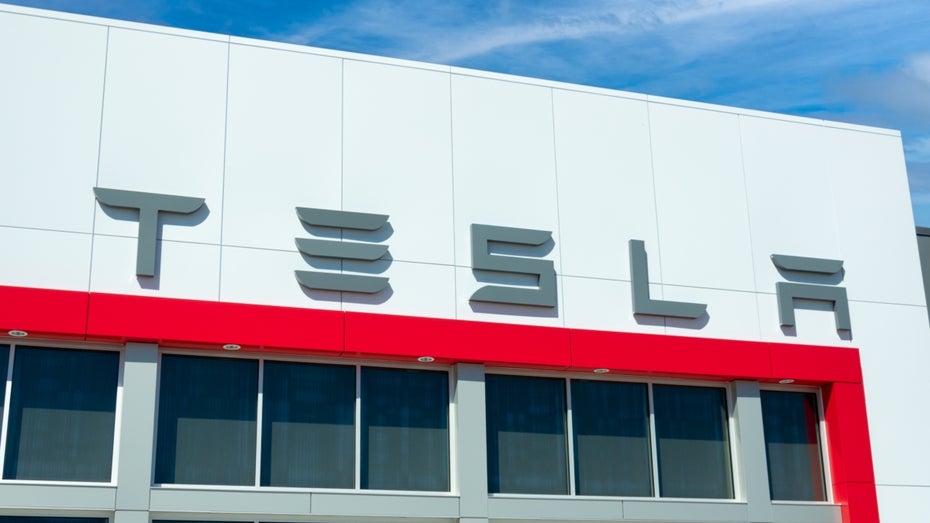 In einem Brief haben Tesla-Mitarbeiter die US-Regierung vor den Auswirkungen von Zöllen gewarnt. (Foto: Ken Wolter/ Shutterstock) Tesla: Während Elon Musk Trump unterstützt, warnt sein Unternehmen die US-Regierung vor Strafzöllen