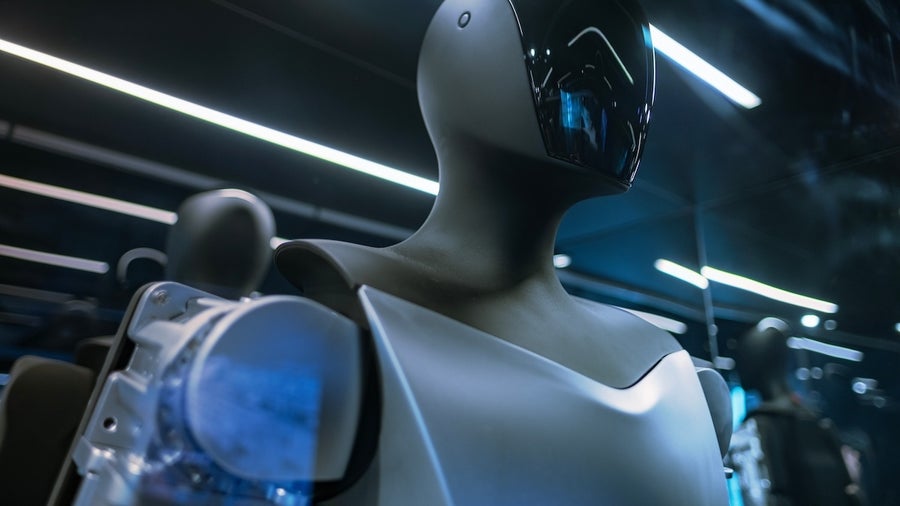 Tausende humanoide Roboter als Fabrikarbeiter? Ex-Tesla-Entwickler kritisiert Musks Pläne