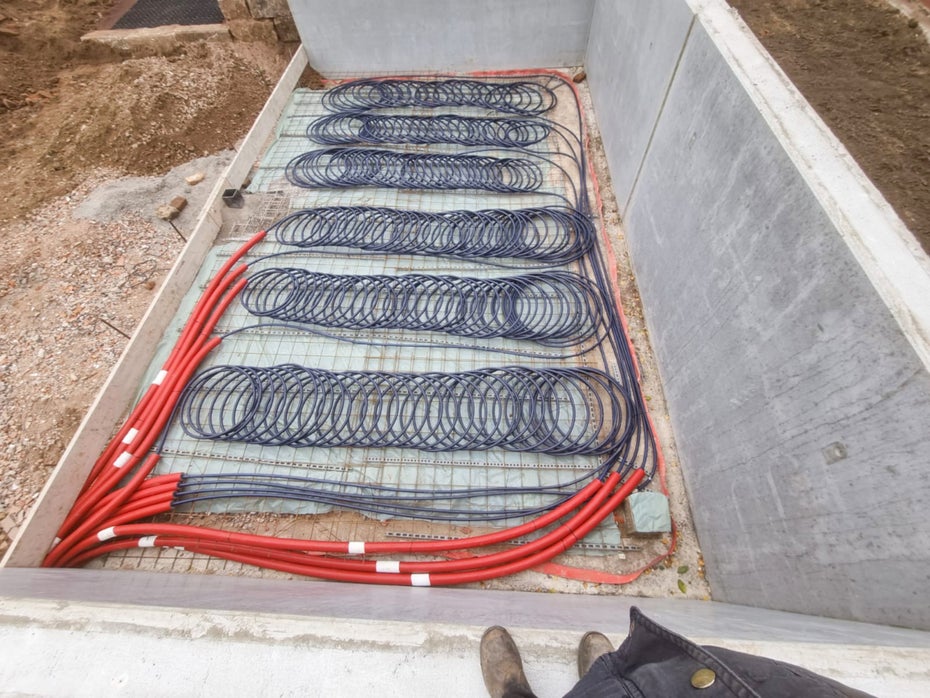 In eine Betongrube für Pferdeäpfel wurden 600 Meter Plastikschläuche eingegossen.