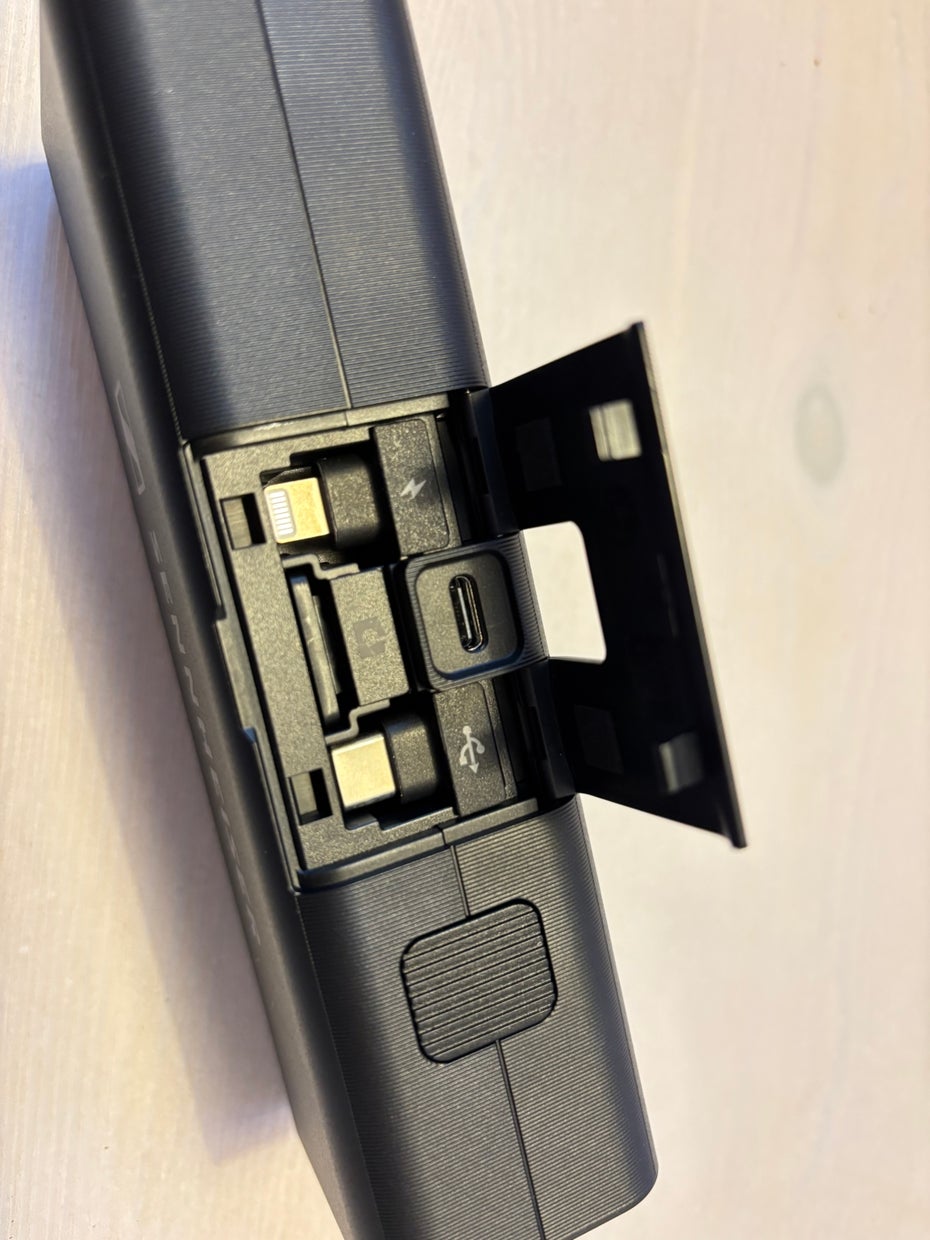 Detailaufnahme der Box im Sennheiser Profile Wireless, in dem die Verbindungen gelagert werden.