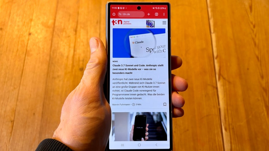 Ein Hand hält das Galaxy Z Fold 6 im zugeklappten Modus.