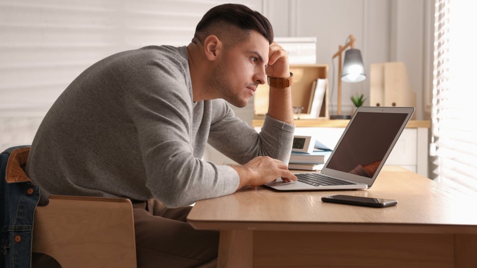 Ergonomischer Alptraum im Homeoffice: Wieso mein Rücken mich zurück ins Büro treibt