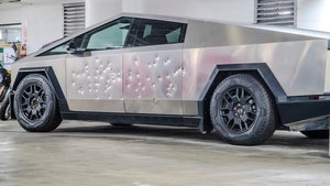 Kauft das US-Außenministerium gepanzerte Teslas für 400 Millionen Dollar? Warum der Deal Fragen aufwirft