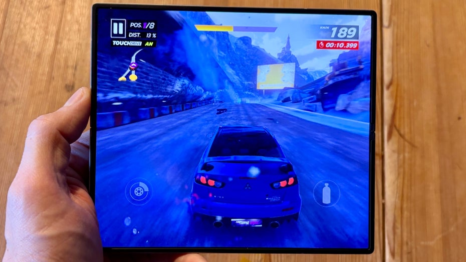 Auf dem Samsung Galaxy Z Fold 6 läuft ein Spiel.