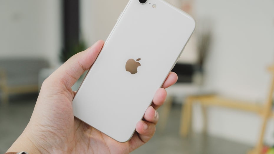 Ein findiger Bastler hat das Innenleben eines iPhones SE in ein Nokia-Gerät verpflanzt. (Foto: Framesira / Shutterstock) Hybrid-Smartphone: Reddit-User verwandelt Windows-Phone in ein iPhone SE