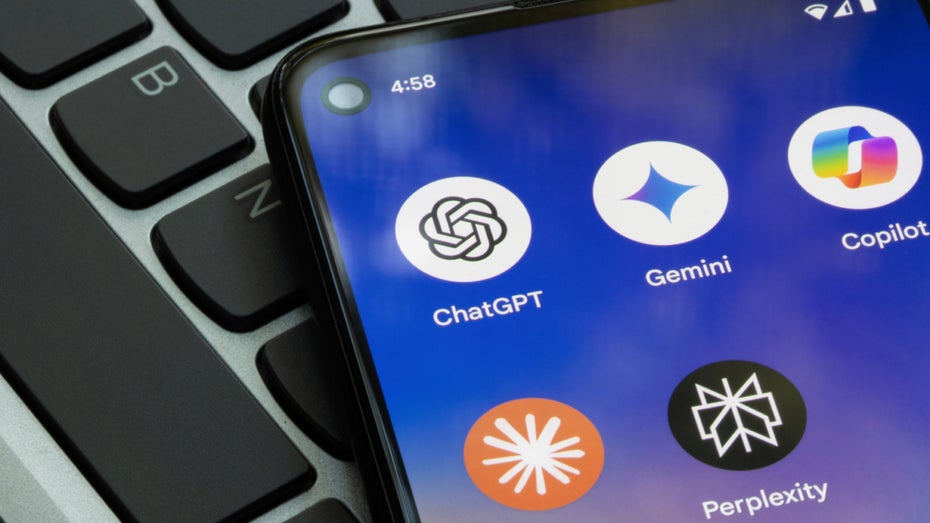 Der Machtkampf großer KI-Chatbots dehnt sich jetzt auch auf Reasoning und Deep Research aus. (Foto: Shutterstock / Tada Images) Ein Handy, das die Logos von KI-Chatbot-Apps zeigt