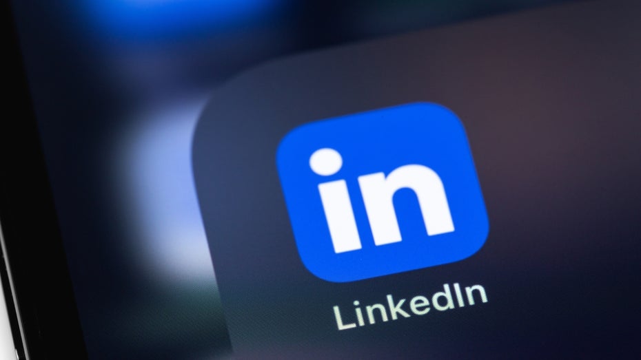 Der neue My Network Tab auf Linkedin ermöglicht Nutzern eine präzisere Content-Kontrolle durch die ausschließliche Anzeige von Beiträgen aus dem eigenen Netzwerk. (Bild: Shutterstock/Primakov) Schluss mit Content-Chaos: Linkedin testet My Network