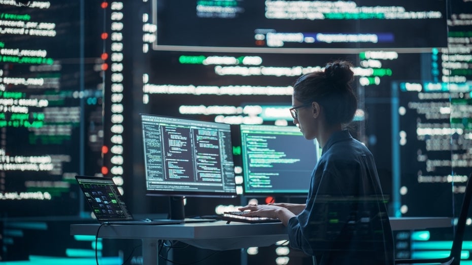 Programmier:innen greifen häufig zu KI. (Foto: Shutterstock/Gorodenkoff) Programmieren Job KI