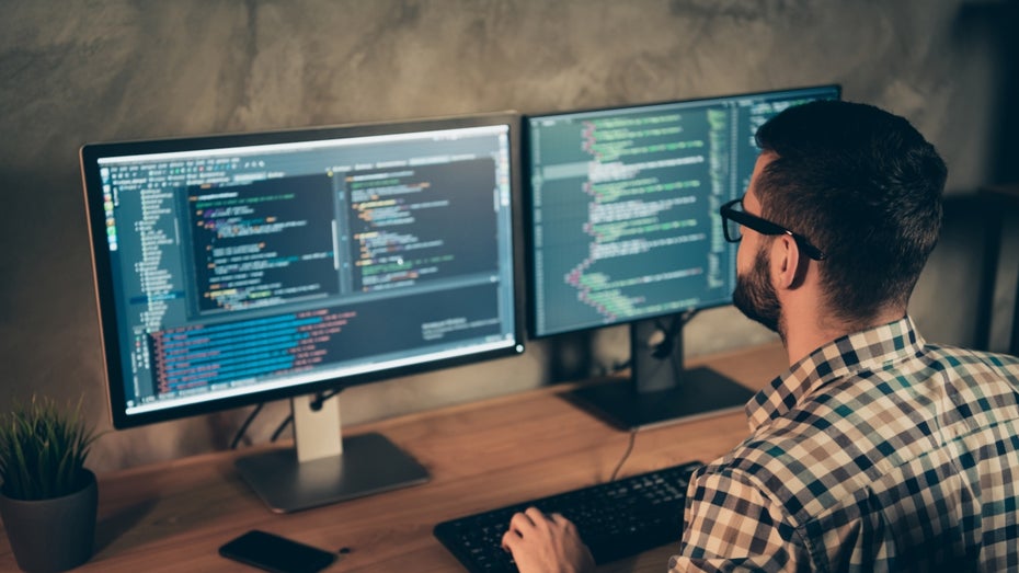 Ohne Mensch geht nichts: Derzeit lassen die Programmier-Skills der fortschrittlichsten KI-Modelle noch zu Wünschen übrig. (Foto: Roman Samborskyi/Shutterstock) Gravierende Schwächen: Wie schlecht sind GPT-4o und Claude im Programmieren?