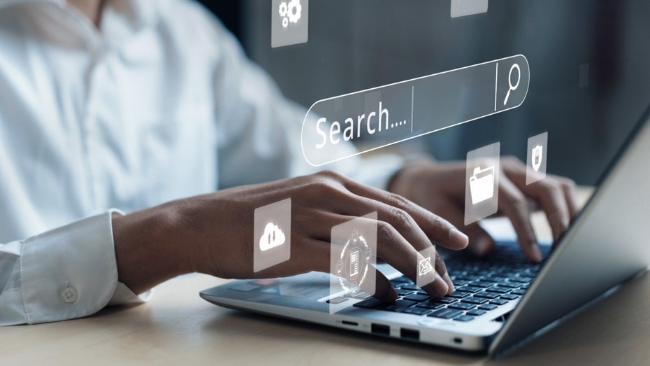 Deep Research soll aufwendige Recherchen vereinfachen. Jetzt können nicht mehr nur Pro-Abonnenten das Feature nutzen. (Symbolfoto: Owlie Productions/Shutterstock) ChatGPT: OpenAI macht Deep Research für alle Abonennten nutzbar – aber es gibt einen Haken