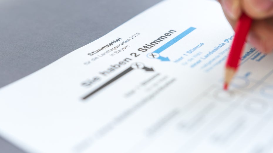 Vor der Bundestagswahl: Unsere Autorin hat einen Blick in das Wahlprogramm der AfD gewagt. (Foto: Shutterstock / Maximilian Martin) KI im Wahlprogramm: Die AfD verstrickt sich in Widersprüche – mit Absicht
