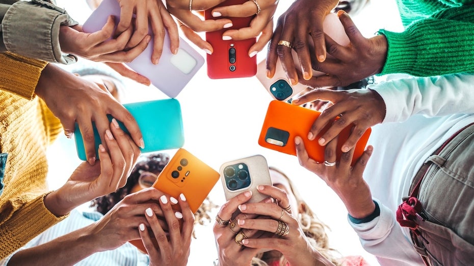 Besonders junge Menschen sind für die Gefahren von AI-Companions anfällig. (Bild: Shutterstock/DavideAngelini) Der perfekte Partner? Warum KI-Chatbots süchtiger als Social Media machen