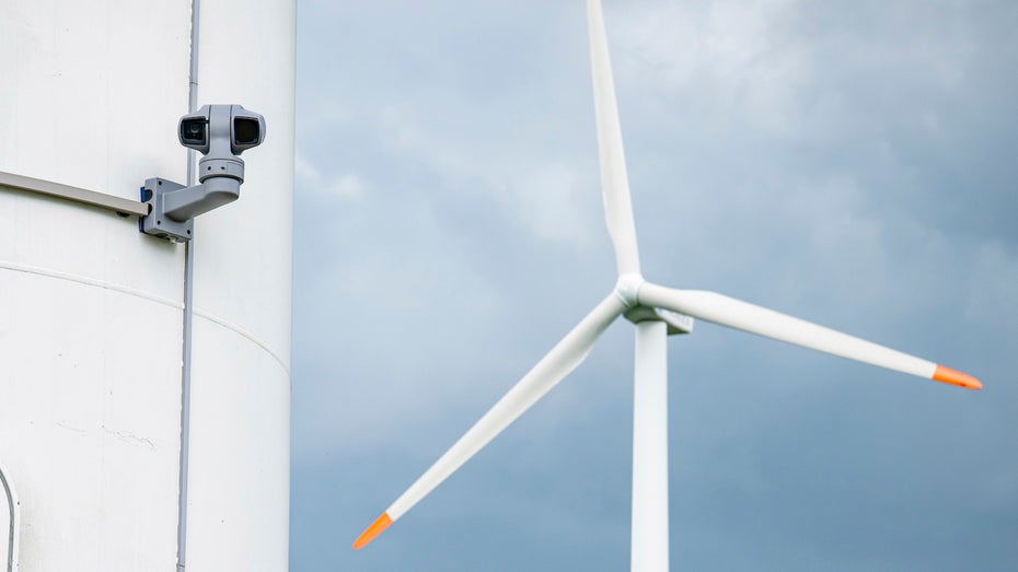 Kamera des AVES-Antikollisionssystems (Foto: Björn Hake / ProTecBird) Achtung, Adler: So soll KI Vögel in Windparks schützen