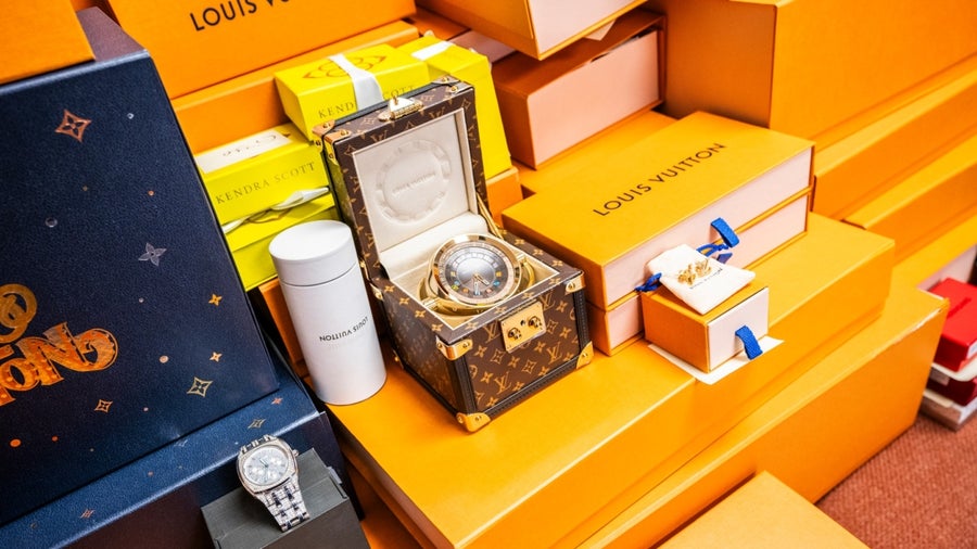 iPads, Smartwatches und Designerhandtaschen: Wie ein UPS-Fahrer hunderte Pakete klaute