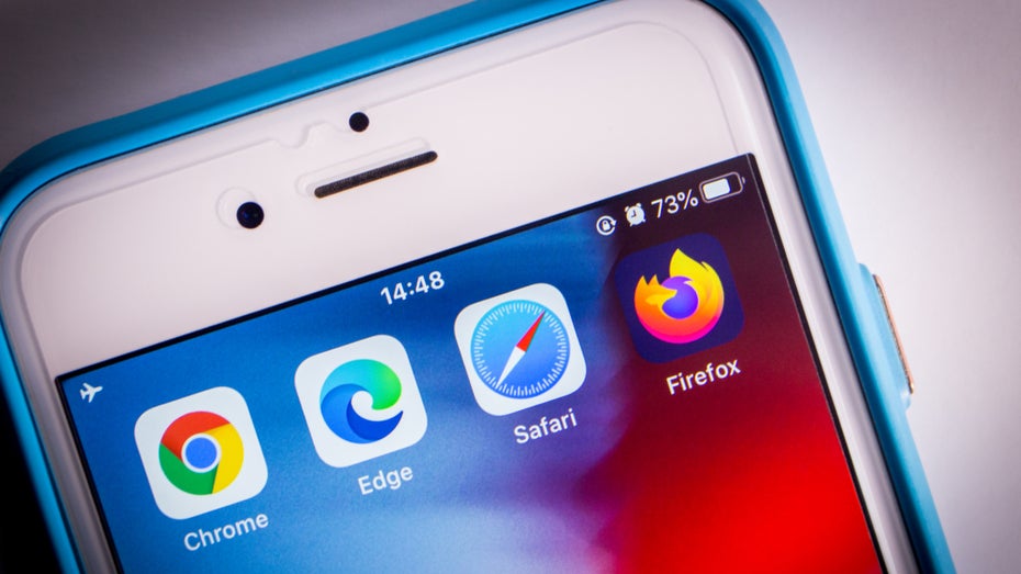 Ein Handy, das die App-Icons von Firefox, Safari, Edge und Chrome zeigt