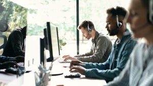 Bald nur noch Maschinen am Telefon? Wie KI das Callcenter erobert