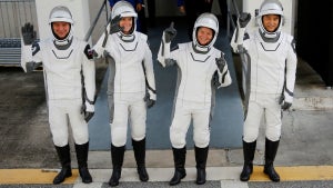 Heimkehr der Gestrandeten rückt näher: Crew Dragon dockt erfolgreich an ISS an