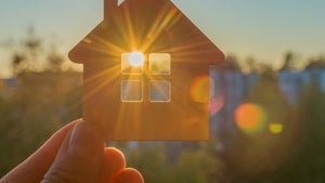 Ein Fenster mit unsichtbaren Solarzellen erzeugt Strom und kühlt Häuser ab – so funktioniert es