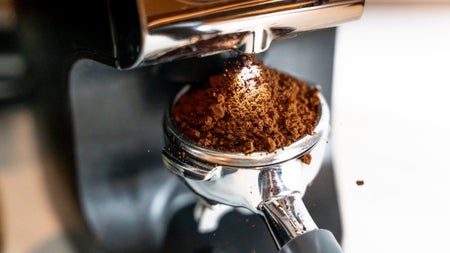 Kaffee am Arbeitsplatz: Gesundheitsrisiken und Vorteile unter der Lupe