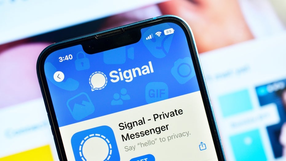 Eignet sich Signal für sensible Sicherheitspolitik? (Foto: Funstock/Shutterstock) Signal-Gate wächst: Passwörter hochrangiger US-Sicherheitspolitiker frei im Netz verfügbar