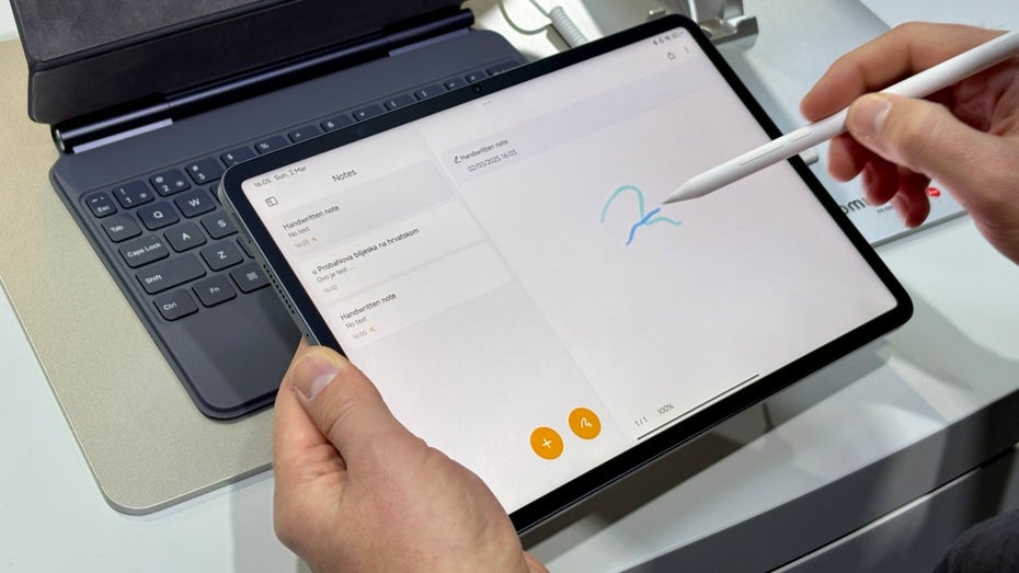 Eine Hand malt mit einem Stift auf dem Xiaomi-Tablet.