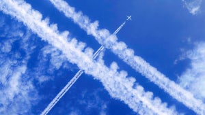 Kondensstreifen und Klimawandel: Wie Fliegen die Welt retten kann – oder auch nicht