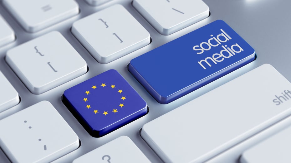Ein europäisches Bluesky ist weniger wichtig als eine EU-Infrastruktur für das Identitätsmanagement von ATProto. (Bild: xtock / Shutterstock) Eine Tastatur mit der Europaflagge und dem Begriff Social Media auf zwei Tasten