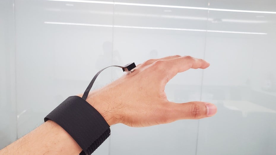 Virtuelle Realität zum Greifen nah: Wearable-Technologie erweckt den Tastsinn Virtuelle Realität zum Greifen nah: Wearable-Technologie erweckt den Tastsinn