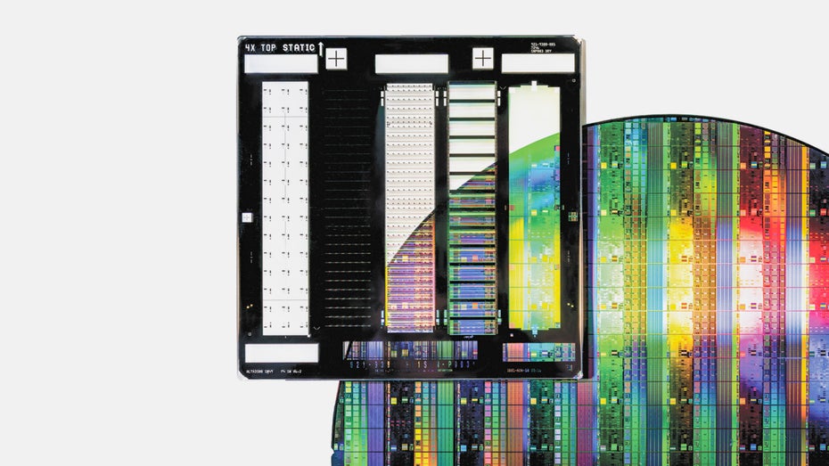 Ein Silizium-Wafer und eine der zugehörigen Fotomasken. (Foto: ASM / Paul Raats) Computerchips: Wie die Lithografie die komplexesten Maschinen der Menschheit hervorbrachte