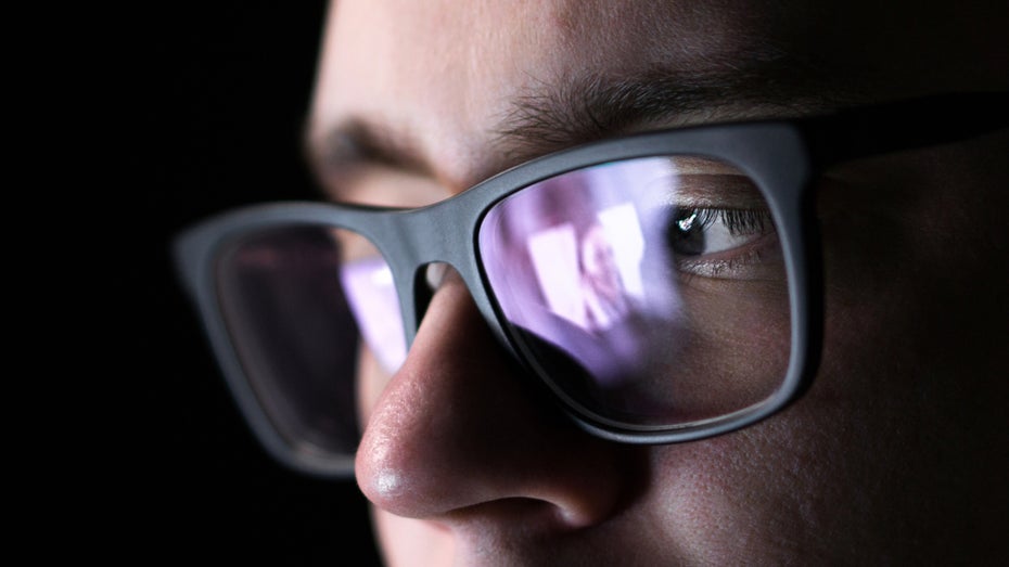 Besser betrügen: Das KI-Tool Cluely soll Nutzern in Echtzeit intelligente Antworten vorschlagen – zum Beispiel auf Smart Glasses. (Symbolfoto: Tero Vesalainen/Shutterstock) Cluely: Wie eine Schummel-KI zwei Studenten erst aus der Uni warf – und dann reich machte