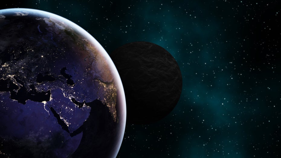 Wo im All gibt es noch weitere erdähnliche Planeten? Dank KI könnte es bald eine Antwort auf diese Frage geben. (Bild: Rassamee Design) Wie KI dabei helfen soll, außerirdisches Leben zu finden