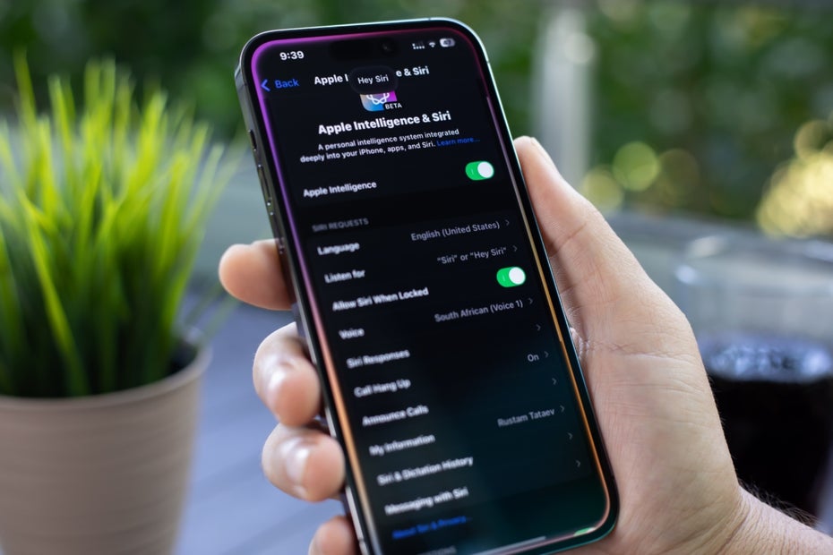 Eine Hand hält ein iPhone mit geöffneter Einstellungen-App.