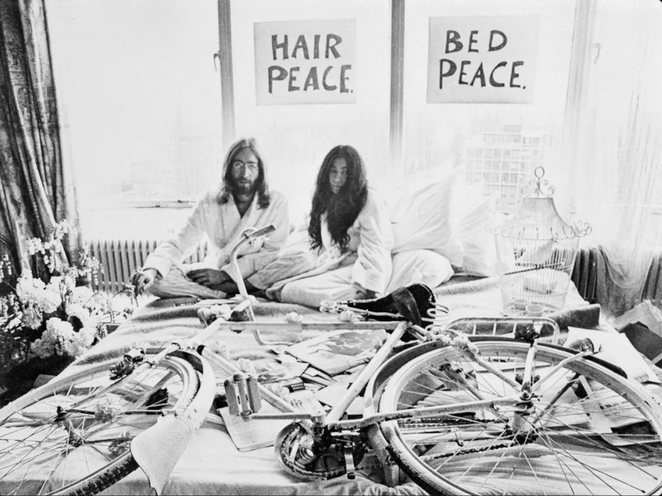 John Lennon und Yoko Ono 1969 im Amsterdamer Hilton-Hotel: Das Fahrrad, ein Geschenk von Fans, galt als Symbol für eine bessere Welt.
