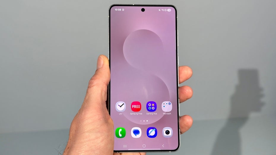Eine Hand hält ein Smartphone.