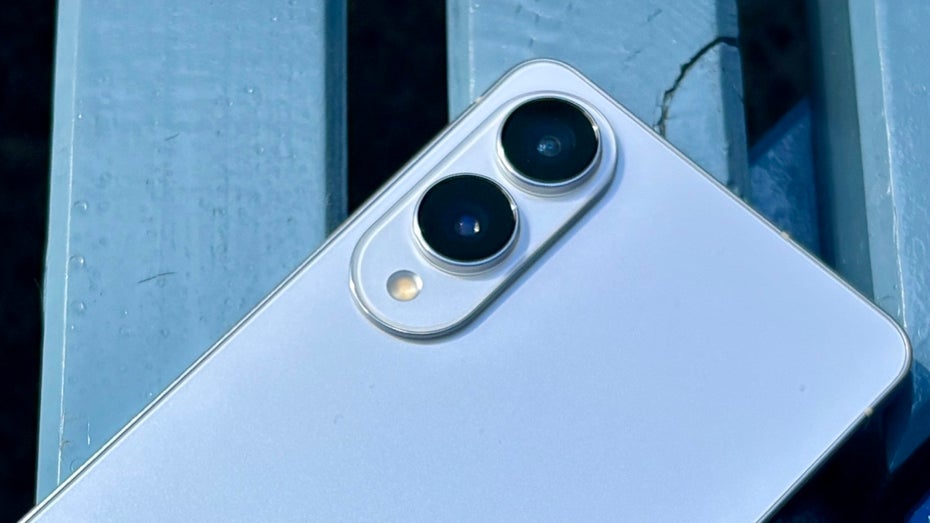 Die Kamera eines Smartphones in der Nahaufnahme.