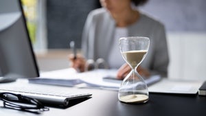 Deutsche Büroangestellte verschwenden jährlich 300 Stunden ihrer Arbeitszeit: Das ist der Grund