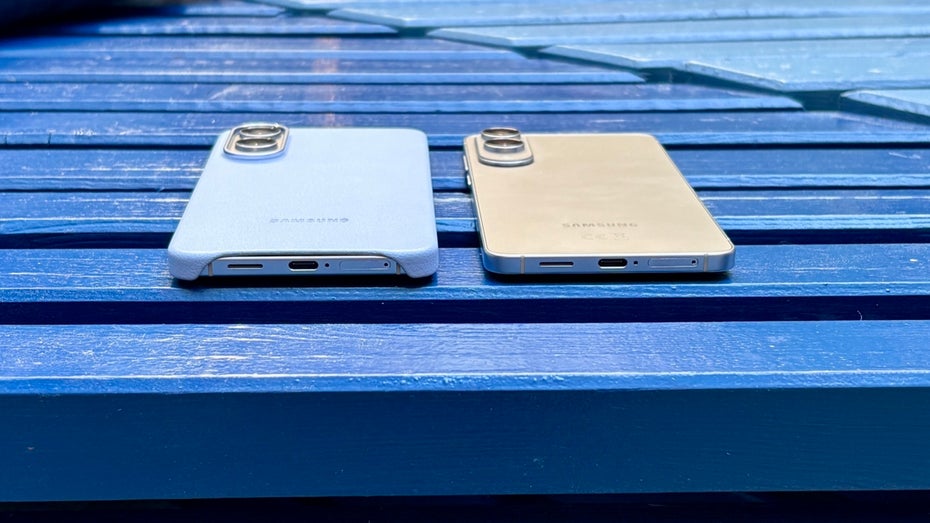 Zwei Smartphones liegen nebeneinander.