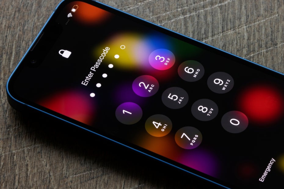 Ein iPhone liegt auf einem Tisch und zeigt das Eingabefeld für den Passcode an.