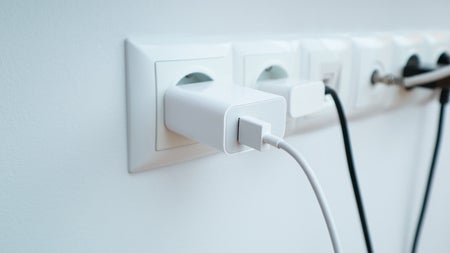 Ladegerät in der Steckdose? Die unsichtbare Gefahr, die du nicht ignorieren solltest