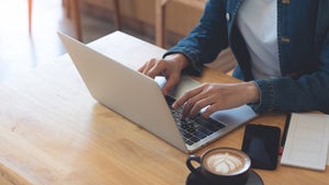 Laptops verboten: Warum Cafés immer öfter zu arbeitsfreien Zonen werden