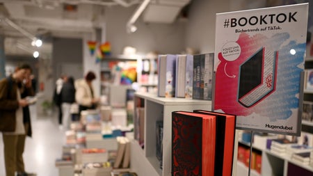 Booktok im Marketing: So holt Hugendubel mit Literatur Likes auf Tiktok