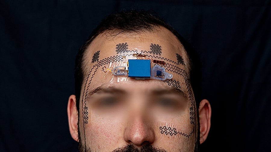 Stress-Level: Dieses Gesichtstattoo kann eurer Chefin sagen, wann ihr überlastet seid Stress-Level: Dieses Gesichtstattoo kann eurer Chefin sagen, wann ihr überlastet seid