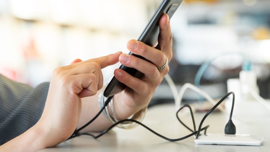 Smartphones am Flughafen laden? Warum ihr einen Bogen um USB-Steckplätze machen solltet