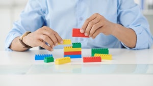Dieses Unternehmen erlaubt Mitarbeitern Lego-Sets als Benefit – nicht alle sind begeistert
