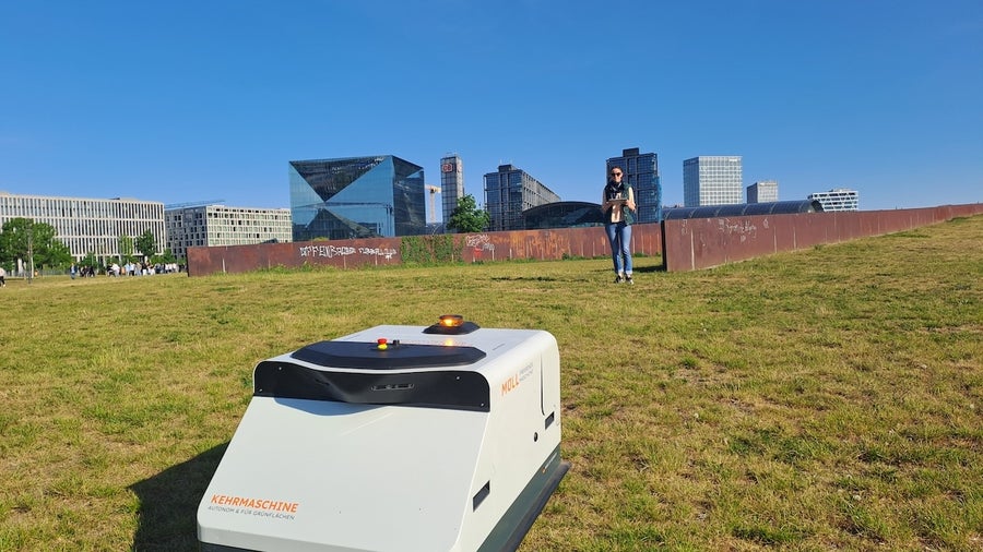 Dieser autonome Roboter räumt in Berlin auf: Warum es dabei nicht nur um saubere Grünflächen geht Dieser autonome Roboter räumt in Berlin auf: Warum es dabei nicht nur um saubere Grünflächen geht
