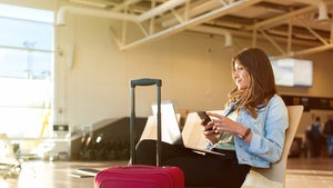 Der Urlaub steht bevor? So schützt ihr Smartphone, Laptop und Co. auf euren Reisen bestmöglich