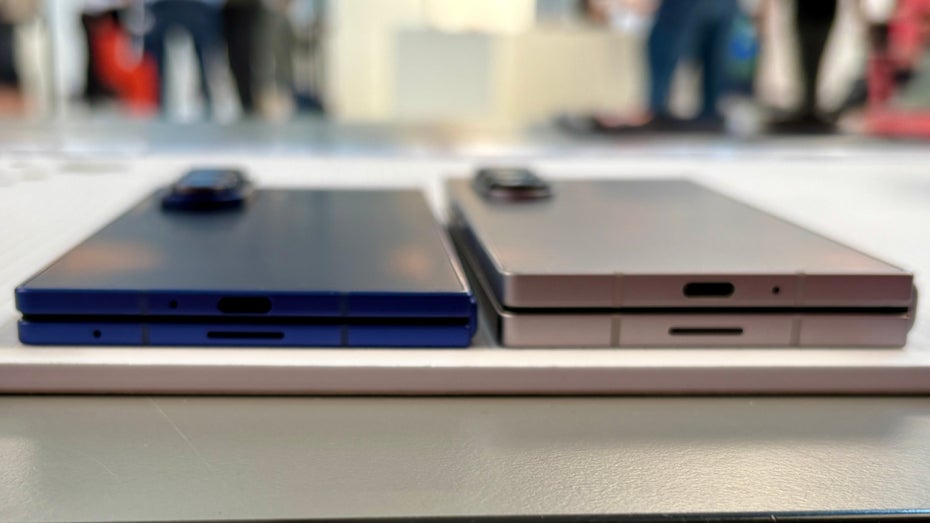 Zwei Smartphones liegen nebeneinander.