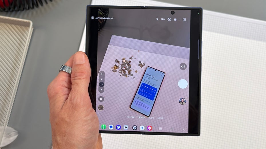 Eine Hand hält ein Smartphone.