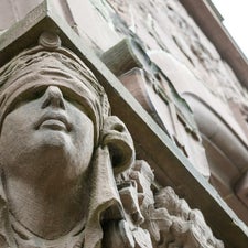 ChatGPT im Gerichtssaal: Warum US-Richter eine Krise heraufbeschwören
